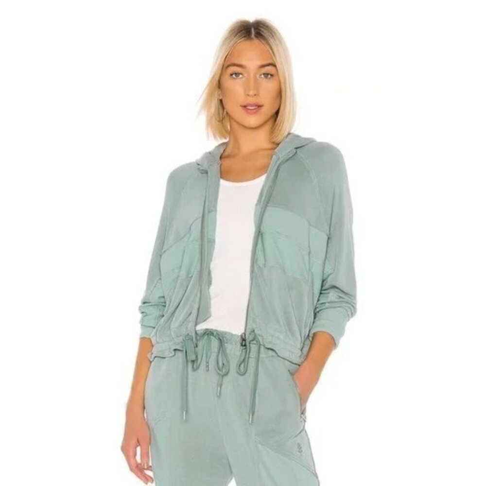 SET of FREE PEOPLE Movement Trekking Out. S/M